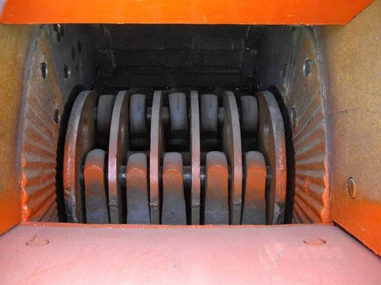 Kleine mobile Steinhammer-Kremsermaschine mit Brechfähigkeit und weißer Farbe