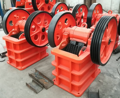 Stone Rock Mini Portable Dieselmotor Kieferbrucher Kapazität 1-500 t/h Entladung Größe 0-300